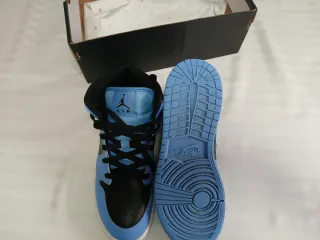 Air Jordan 1 Mid GS Azul y Negro