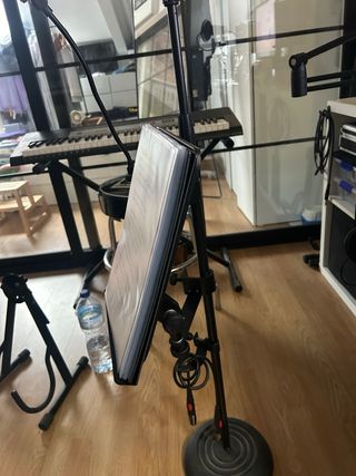 Atril soporte micrófono discreto