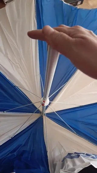 sombrilla para exterior azul y blanco