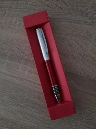 Bolígrafo plateado y rojo en estuche