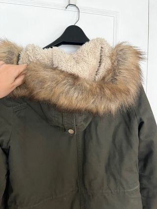 Parka verde con capucha y pelo Pimkie