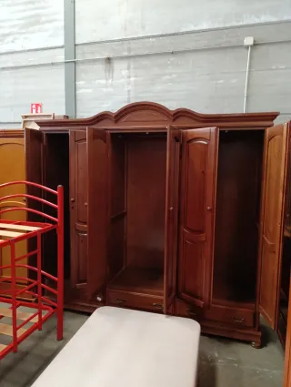Armadio in legno a 6 ante