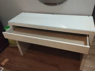 Tocador blanco con tapa de cristal