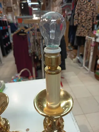 Lámparas de mesa doradas grandes