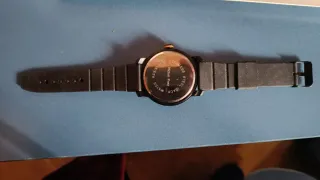 Reloj de pulsera negro y dorado