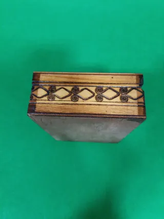 Caja de madera tallada flor policromada.