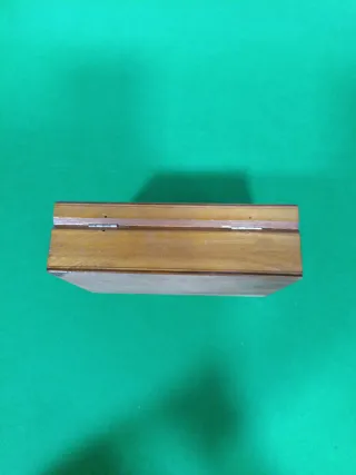 Caja de madera tallada flor policromada.