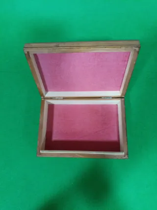 Caja de madera tallada flor policromada.