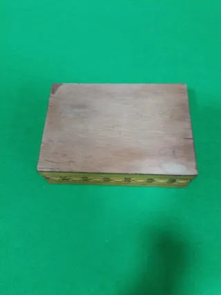 Caja de madera tallada flor policromada.