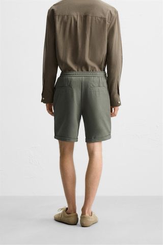 Bermudas hombre verde