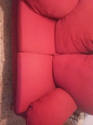 Sofá 2+3 plazas granate está muy bien