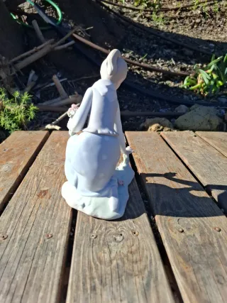 Figura de porcelana niña con flores LLADRÓ