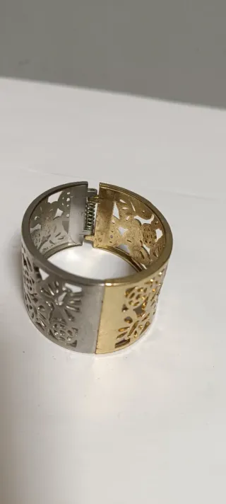 Brazalete dorado y plateado con diseño calado
