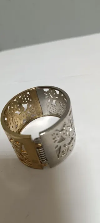 Brazalete dorado y plateado con diseño calado