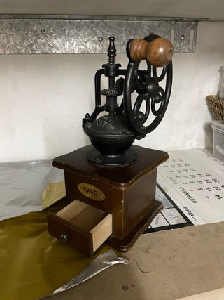 Molinillo de café antiguo de madera y metal