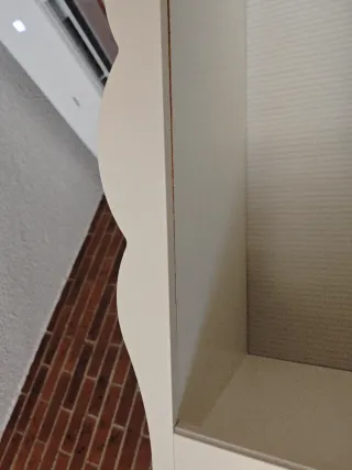 Estantería de madera blanca