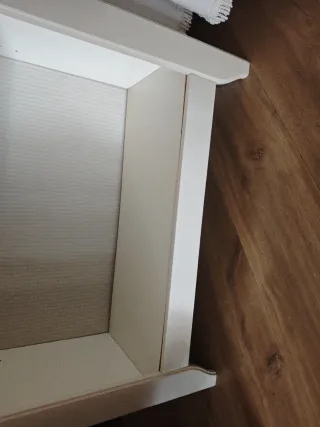 Estantería de madera blanca