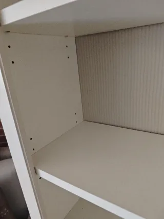 Estantería de madera blanca