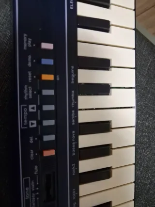 Piano Casio PT-1 vintage de 1980.