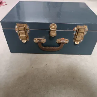 Caja metálica con cierres