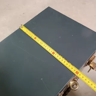 Caja metálica con cierres