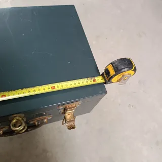 Caja metálica con cierres