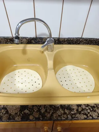 Muebles de cocina y fregadero de madera