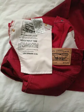 Pantalón Levis 519,W32L34 granate
