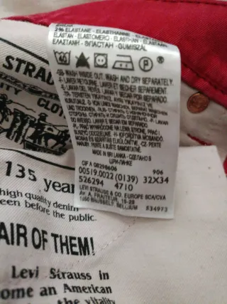 Pantalón Levis 519,W32L34 granate