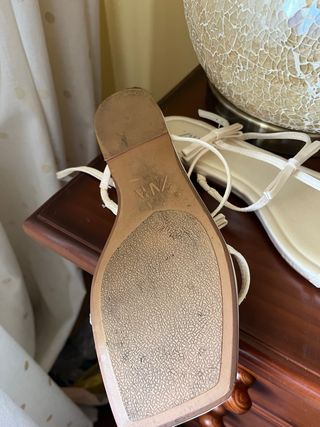 Sandalias planas Zara beige con lazo