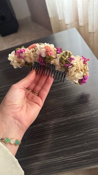 Tocado de flores preservadas