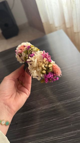 Tocado de flores preservadas