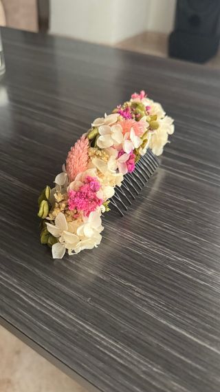 Tocado de flores preservadas