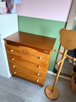 Cuna y cómoda 4 cajones + perchero
