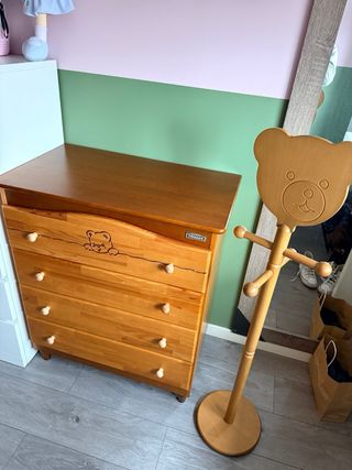 Cuna y cómoda 4 cajones + perchero
