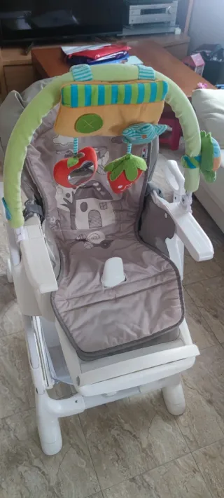 Trona de bebé con arco de juegos