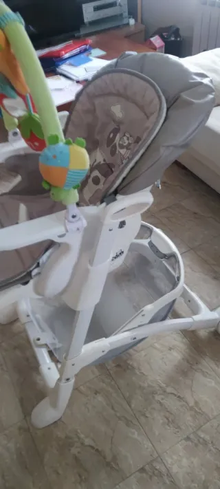 Trona de bebé con arco de juegos