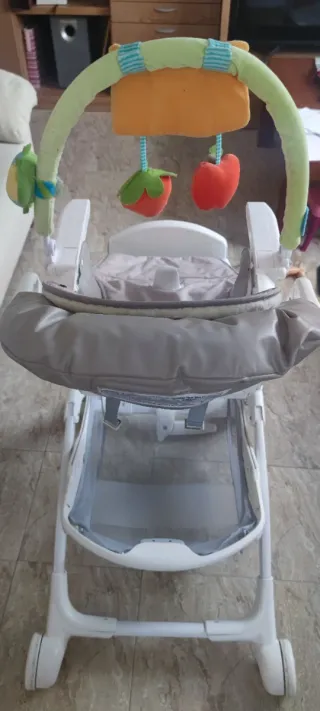 Trona de bebé con arco de juegos