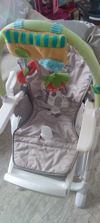 Trona de bebé con arco de juegos