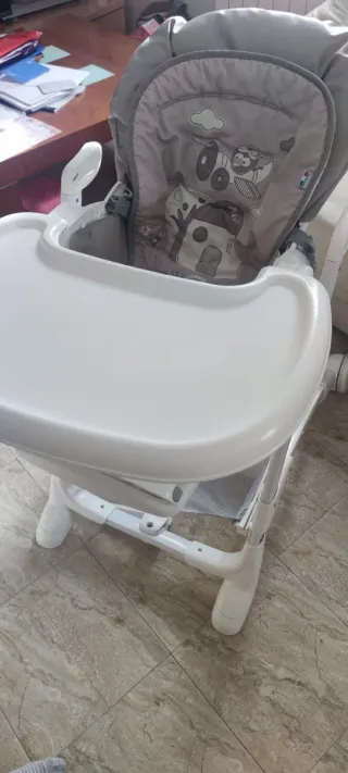 Trona de bebé con arco de juegos