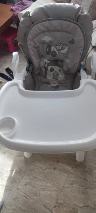 Trona de bebé con arco de juegos