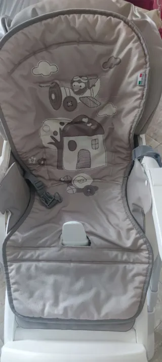 Trona de bebé con arco de juegos