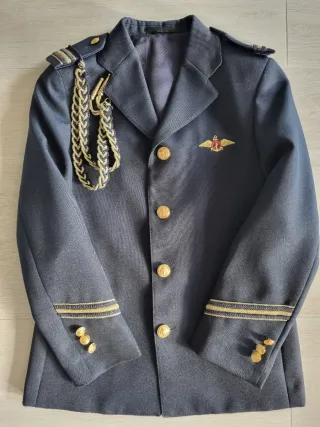 Traje comunión niño azul y dorado.