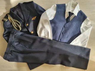 Traje comunión niño azul y dorado.