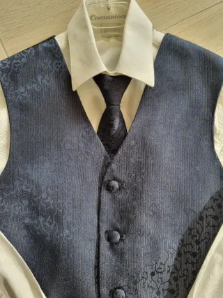 Traje comunión niño azul y dorado.