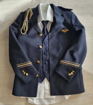 Traje comunión niño azul y dorado.