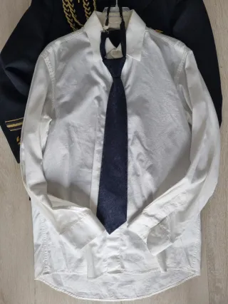 Traje comunión niño azul y dorado.