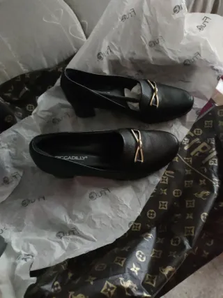 Scarpe mocassini da donna.