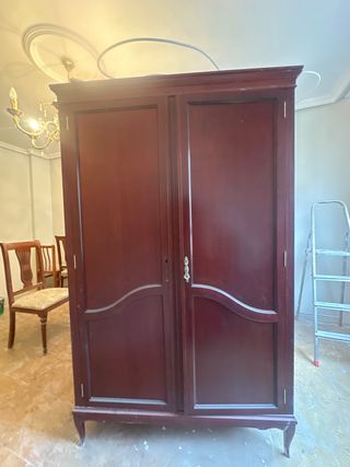 Armario de madera clásico