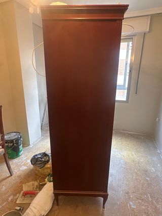 Armario de madera clásico